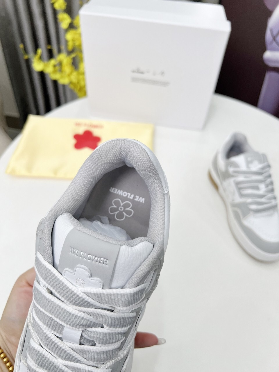 2025 Unisex WEFLOWER White Grey Leather Sneakers LY00280