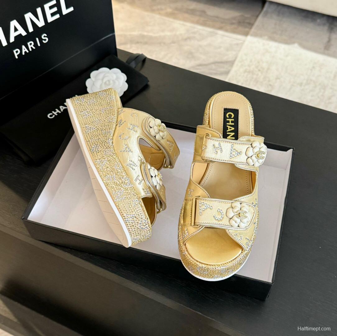 2025 Women Chanel Gold Leather Slippers LY00330