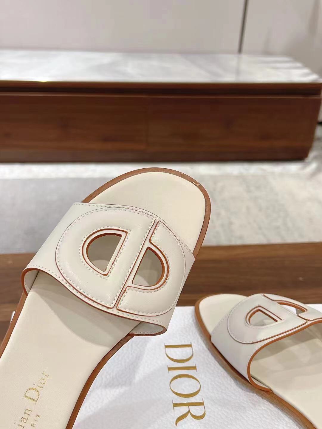 2025 Women Dior White Leather Slippers LY00260
