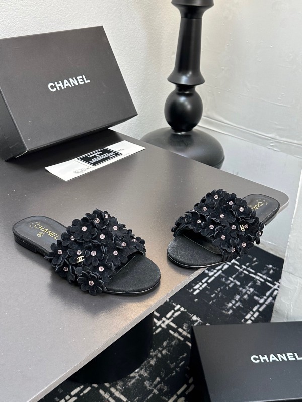 2025 Women Chanel Black Leather Slides