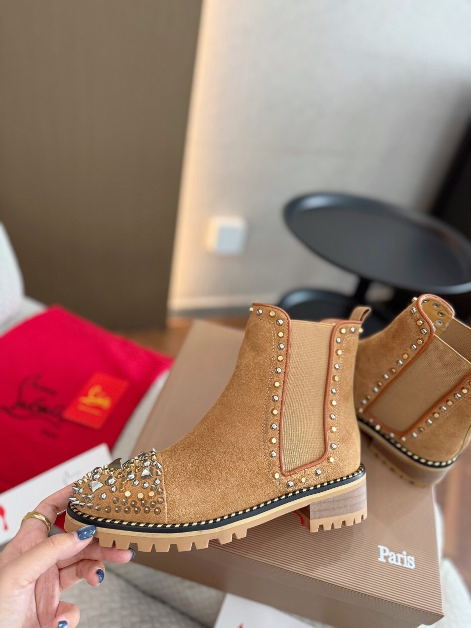 Christian Louboutin Fall/Winter 2025 Boots with Studded Toe Design - LY00350