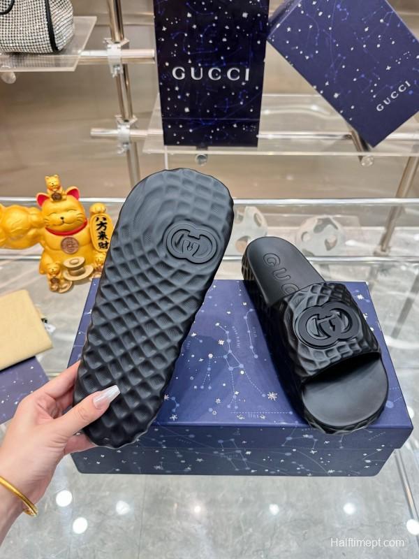 Gucci Lido Interlocking G Men's Sandals with Textured Rubber Sole - AS00170