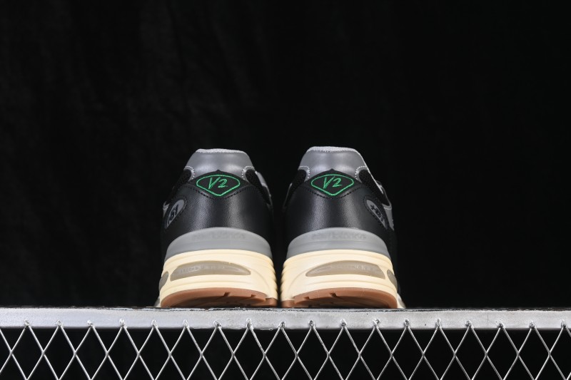 New Balance Made in USA M991 Series Classic Casual Running Sneakers with ABZORB Cushioning - U991UT2