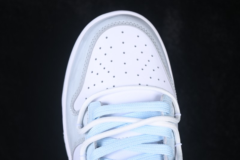 Nike SB Dunk Low Skateboarding Shoes with Lace-Up Closure - HF5441-105