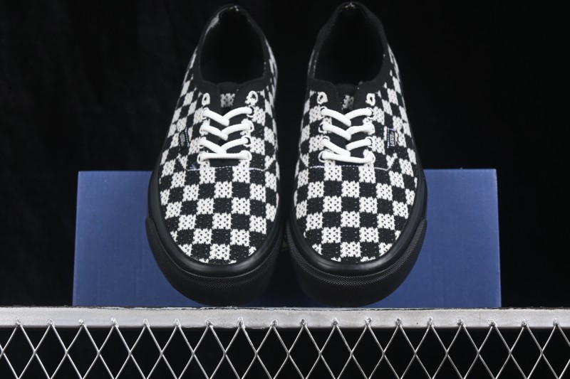 Vans Authentic 44 Low-Top Casual Skateboarding Shoes with Classic Canvas Upper - VN000EJC1KP