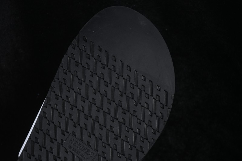 Hermes Chypre Flat Sandals with Iconic Sole Design - AJE5